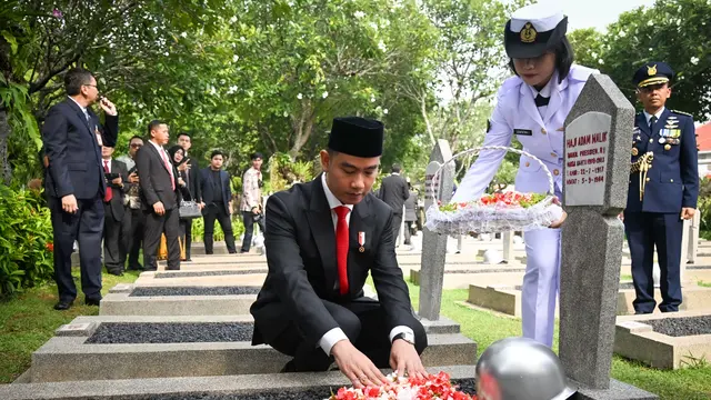 Gibran Tabur Bunga di Makam BJ Habibie