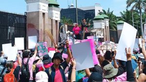 Massa Didominasi Perempuan Demo DPR Kompak Bawa Sapu Lidi