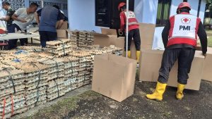 PMI Kembali Kirim Telur Asin untuk Pengungsi Korban Banjir