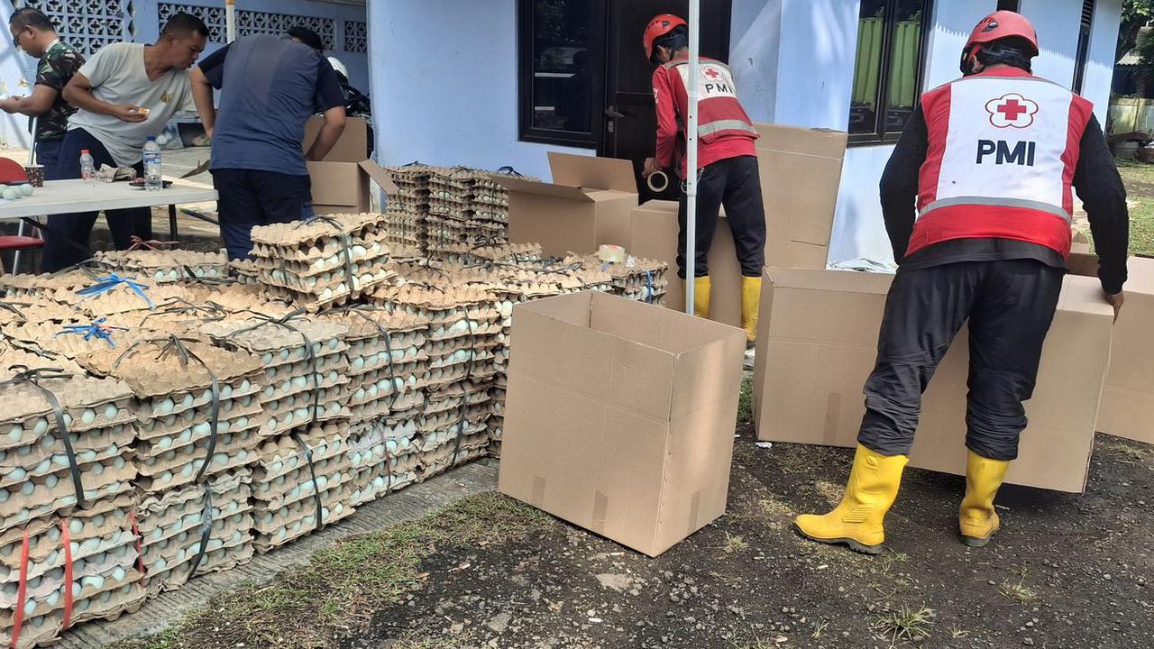 PMI Kembali Kirim Telur Asin untuk Pengungsi Korban Banjir